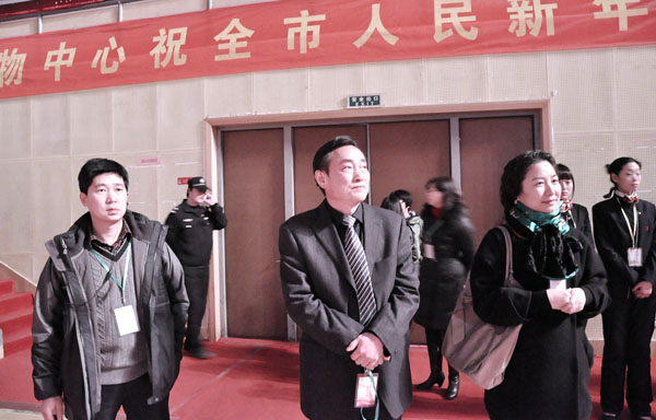 003蕪湖廣電領導察看會場布置情況.JPG