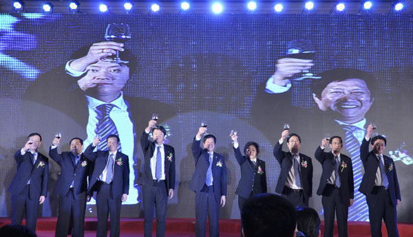 29華億集團管理團隊上臺祝酒.JPG