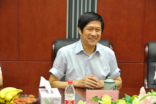 3.項義水董事長向市區領導匯報華億集團經濟發展狀況.jpg