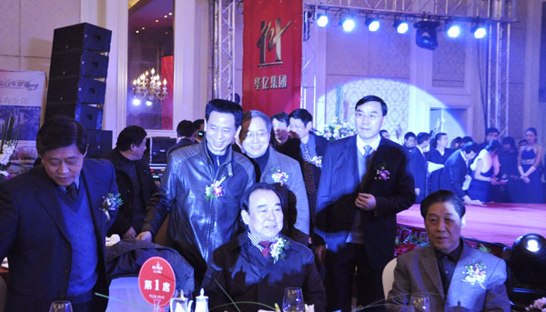 9領(lǐng)導(dǎo)和嘉賓們進入會場.JPG