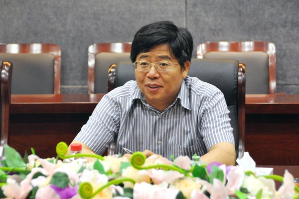 4.市委常委、副市長姜四清對鏡湖區各項工作表示贊許，對華億集團的發展予以肯定，希望華億能夠繼續推動壯大鏡湖區現代服務業的發展.jpg
