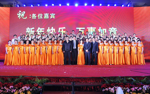 37華億集團領(lǐng)導(dǎo)和合唱團成員合影留戀.JPG